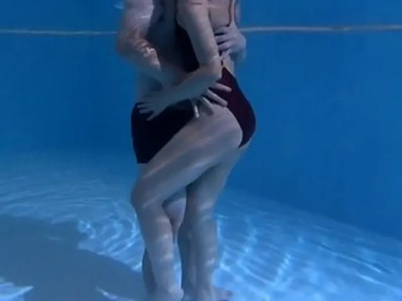 Ông xã lạnh nhạt, Người vợ địt nhau với hlv dạy bơi